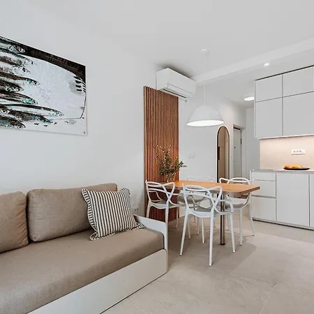 Keko, Sutivan, Brac, Seaside With Balcony And Sea View Сутіван
